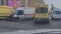 «Вы горите, сейчас взорвётесь…»: в Петербурге машина скорой помощи врезалась в грузовик, когда мчалась в больницу с пострадавшими