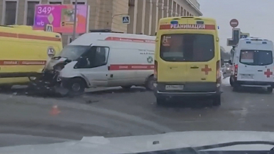«Вы горите, сейчас взорвётесь…»: в Петербурге машина скорой помощи врезалась в грузовик, когда мчалась в больницу с пострадавшими