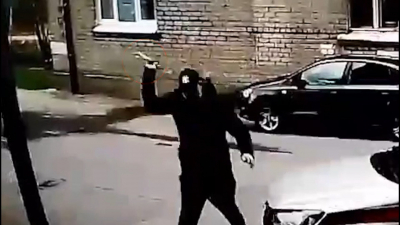 В Понтонном агрессор с ножом бросался на машины, а затем пошёл в атаку на росгвардейцев