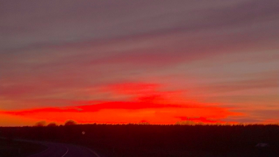 Огненный закат озарил небо над Петербургом