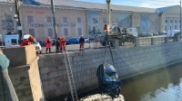 В Адмиралтейском районе легковушка пробила ограждение и упала в Обводный канал