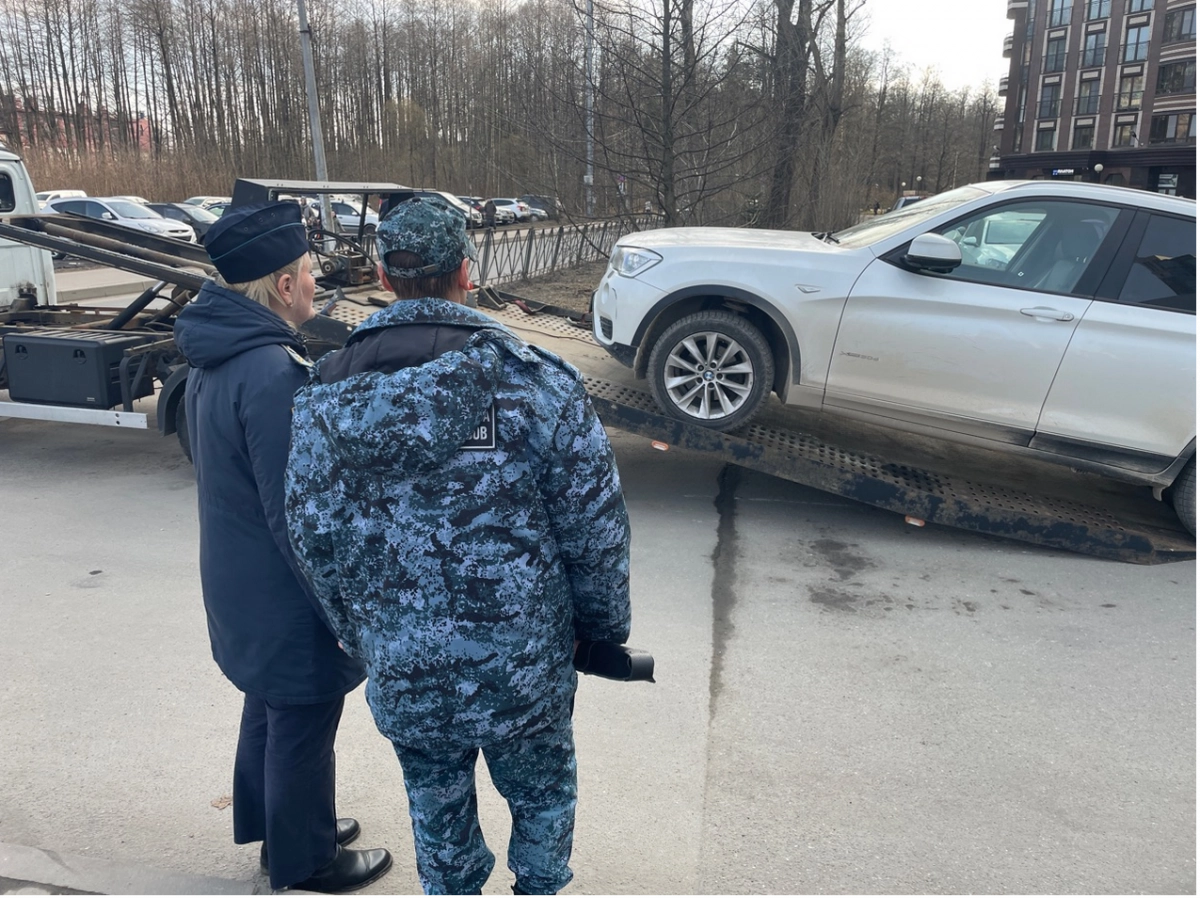 Развод по-петербургски: за долги перед женой мужчина лишился BMW X5 - tvspb.ru