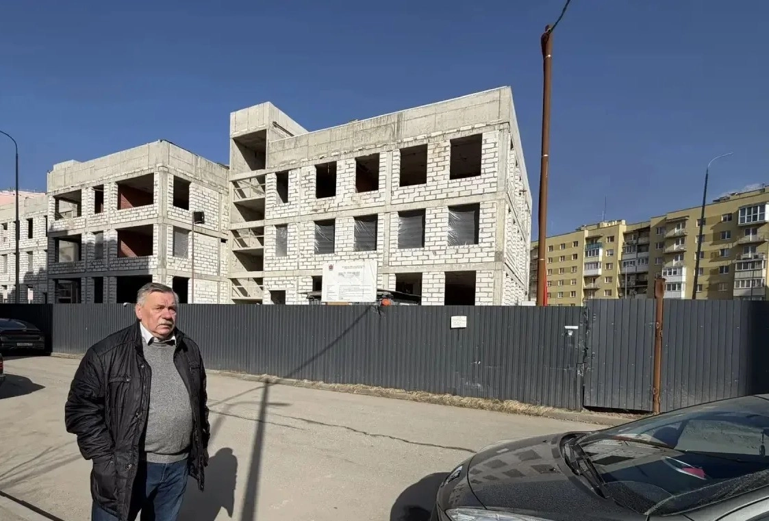 Депутат ЗакСа Александр Кущак помог разрешить конфликт между детсадом и приютом на Окраинной улице - tvspb.ru