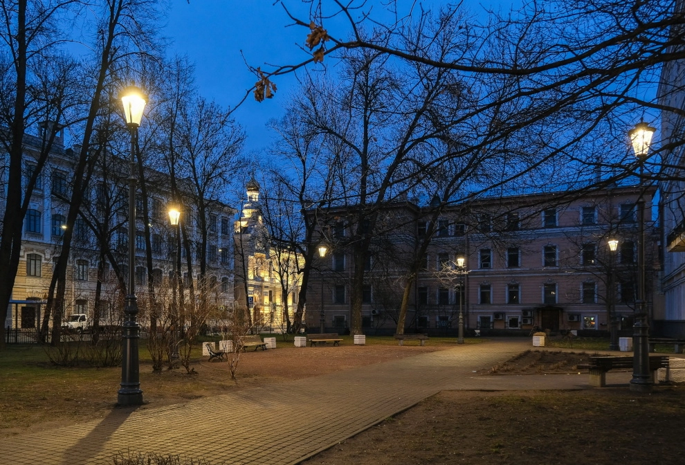 Александр Беглов: Новое современное освещение Дерптского сквера бережно вписано в историческую среду центра Петербурга - tvspb.ru