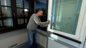 Остановит только комара: как сделать окна безопасными для детей