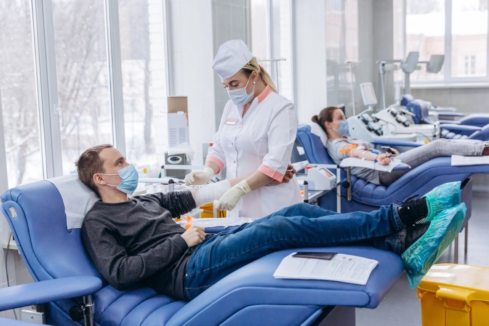 Александр Беглов: Петербуржцы могут сдать кровь в вузах, молодежных центрах и госучреждениях в рамках масштабной программы, посвященной Дню донора - tvspb.ru