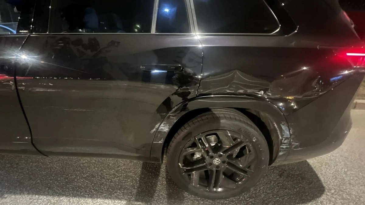 На Охте пьяный водитель иномарки врезался в иномарку побольше и начал рвать её на части - tvspb.ru