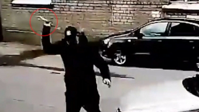 В Понтонном агрессор с ножом бросался на машины, а затем пошёл в атаку на росгвардейцев