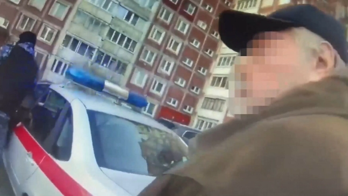 В подъезде на проспекте Ударников пенсионер с ножом угрожал детям расправой - tvspb.ru