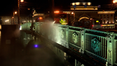 В рамках месяца благоустройства в Петербурге после зимы помыли Дворцовый мост