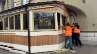 Напротив Казанского собора начали сносить незаконную пристройку к ресторану