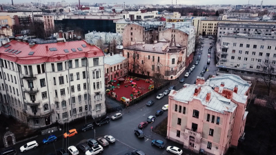 Сильный ветер и поваленные деревья: как Петербург справляется с непогодой