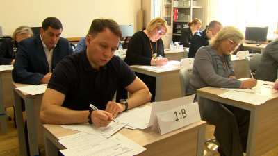 Проверили свои силы: родители выпускников сдали ЕГЭ в рамках ежегодной акции в Петербурге