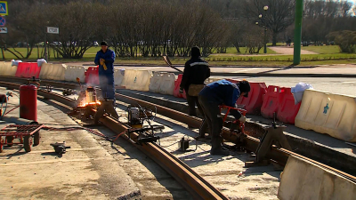 Ремонт трамвайных путей у Троицкого моста завершат в мае