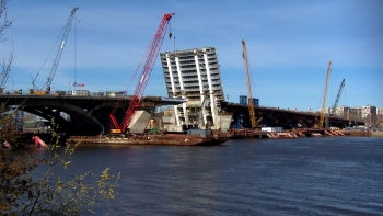 Большой Смоленский мост развели для проверки и регулировки механизмов