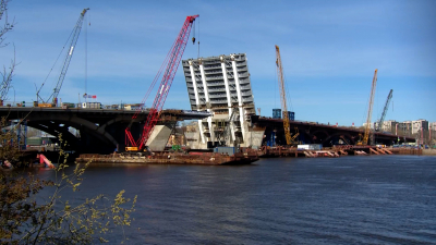 Большой Смоленский мост развели для проверки и регулировки механизмов