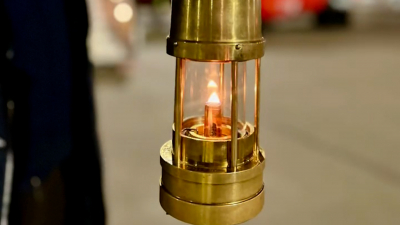 Как в аэропорту Пулково встретили Благодатный огонь из Иерусалимского храма Гроба Господня