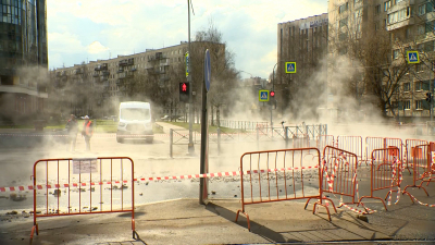 На пересечении проспекта Испытателей и Серебристого бульвара из-за дефекта на трубопроводе разлился кипяток