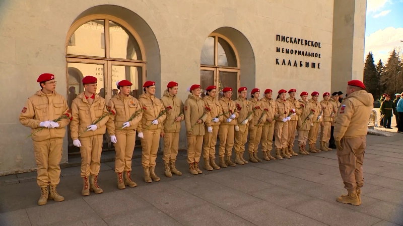 На Пискаревском кладбище проходит торжественно-траурная церемония в честь Дня памяти жертв геноцида советского народа