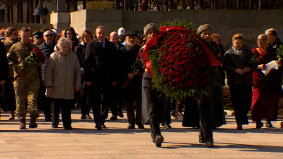 Александр Беглов на Пискаревском кладбище почтил память жертв геноцида советского народа