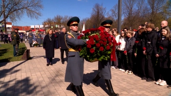 Александр Бельский и Наталья Чечина возложили цветы к памятнику узникам нацистских концлагерей