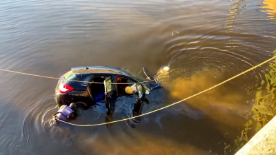 В Адмиралтейском районе легковушка пробила ограждение и упала в Обводный канал