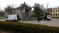 Памятник Грибоедову помыли с помощью 30-метровой вышки