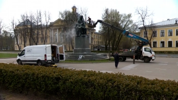 Памятник Грибоедову помыли с помощью 30-метровой вышки