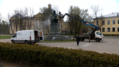 Памятник Грибоедову помыли с помощью 30-метровой вышки