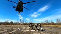 Без парашюта, но с оружием: как росгвардейцы десантируются с вертолётов в боевых условиях