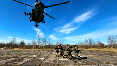 Без парашюта, но с оружием: как росгвардейцы десантируются с вертолётов в боевых условиях
