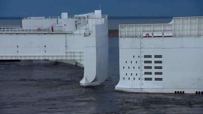 Стихия не помеха: на дамбе начался ремонт гидромеханического оборудования