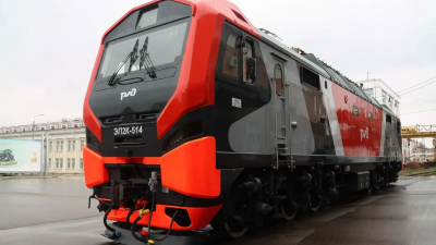 Два электровоза ЭП2К в новом дизайне отправились в Петербург: они будут возить горожан в Москву, Свирь и Бабаево