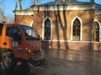 Коммунальные службы Петербурга готовят город к Пасхе: улицы моют с шампунем и убирают мусор