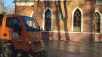 Коммунальные службы Петербурга готовят город к Пасхе: улицы моют с «шампунем» и убирают мусор