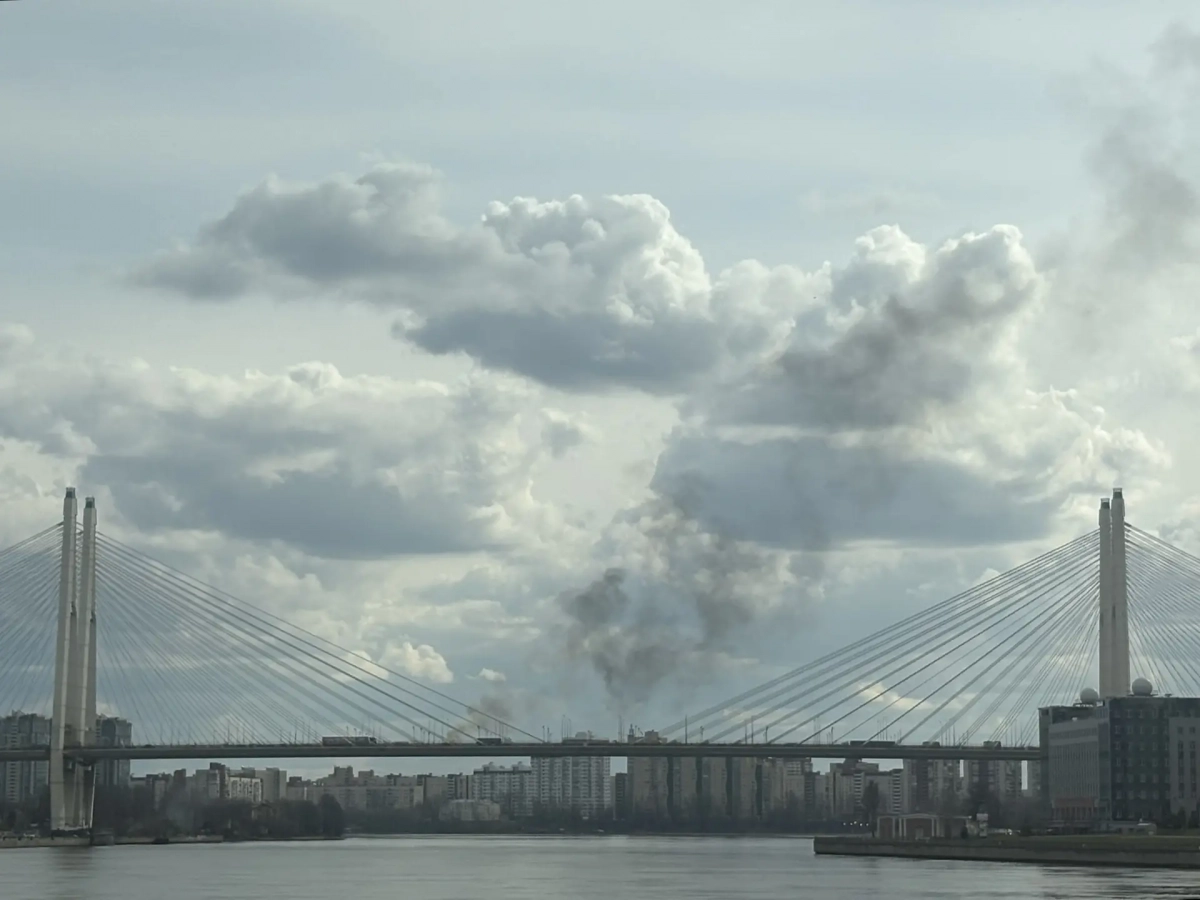 На Вантовом мосту сгорел автомобиль: многокилометровая пробка растянулась до пересечения КАД с Софийской улицей - tvspb.ru