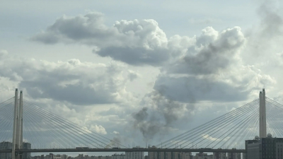 На Вантовом мосту сгорел автомобиль: многокилометровая пробка растянулась до пересечения КАД с Софийской улицей