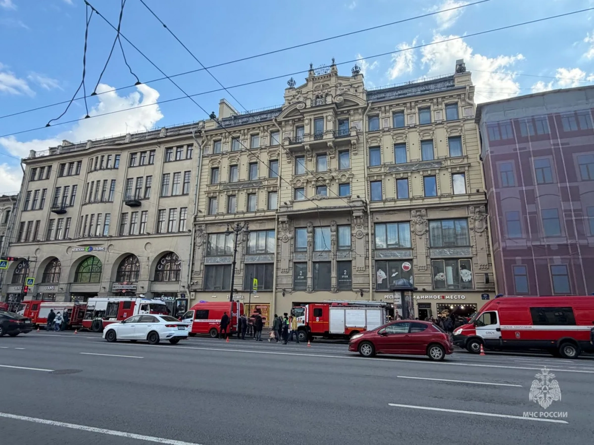 Открытое горение на Невском, 65 ликвидировали - tvspb.ru