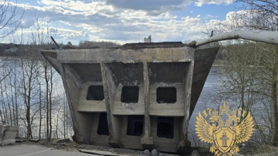 Прокуратура организовала проверку по факту обрушения пешеходного моста через реку Волхов