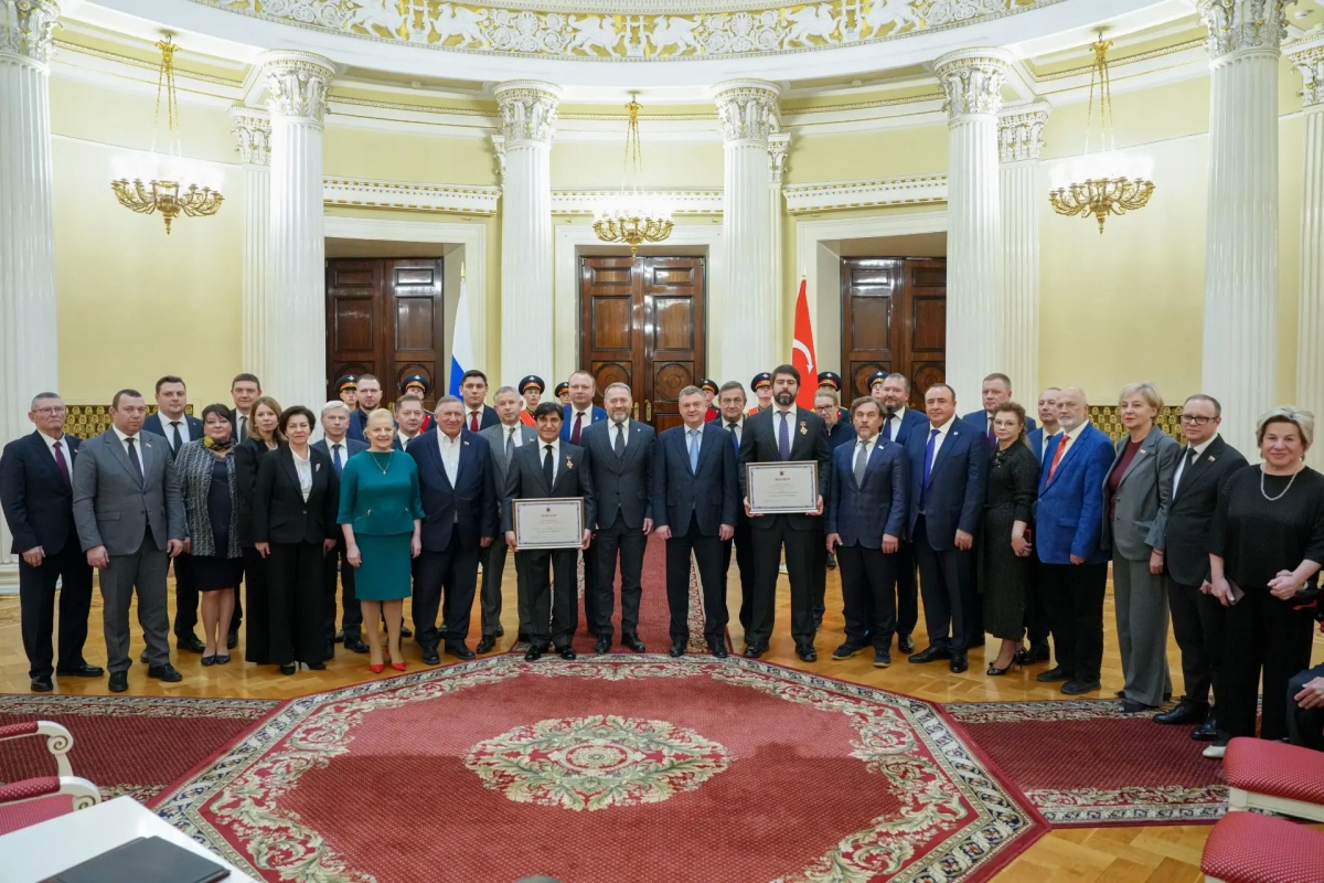 Александр Беглов поздравил Года Нисанова и Максима Жукова, получивших первые в истории города знаки отличия «Почетный благотворитель Санкт-Петербурга» - tvspb.ru