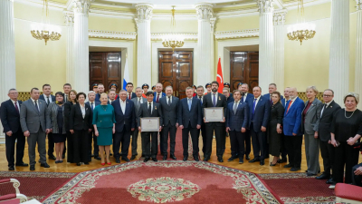 Александр Беглов поздравил Года Нисанова и Максима Жукова, получивших первые в истории города знаки отличия «Почетный благотворитель Санкт-Петербурга»