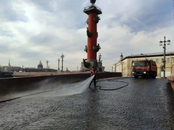 Весенняя уборка: как в Петербурге приводят в порядок дороги после зимы