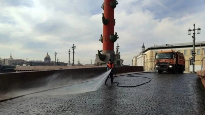 Весенняя уборка: как в Петербурге приводят в порядок дороги после зимы
