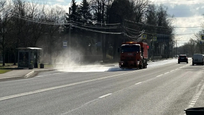 Город сверкает чистотой: в Петербурге промыли 17 тысяч урн и 230 тысяч метров ограждений