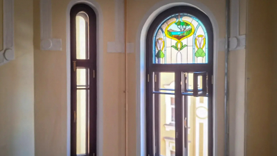 Уникальные витражи вернулись на фасад доходного дома №13 на Тележной улице