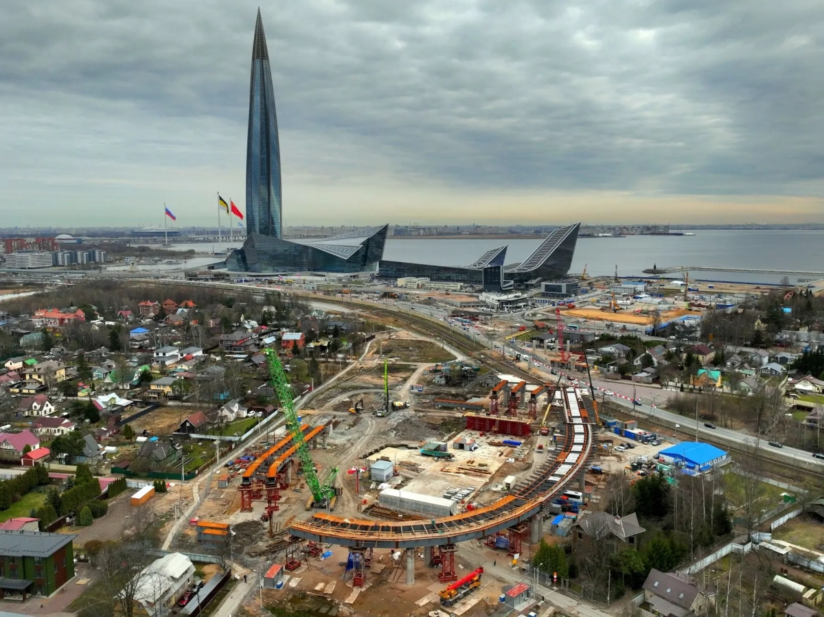 На М-32 собирают гиганта: 600-тонный кран для стройки - tvspb.ru