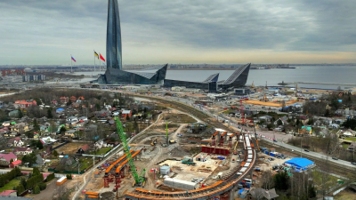 На М-32 собирают гиганта: 600-тонный кран для стройки