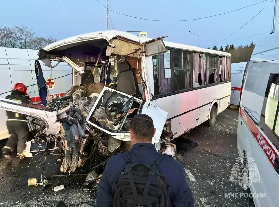 Погиб пассажир автобуса при столкновении с фурой на перекрестке А-120 и 41К-023 - tvspb.ru