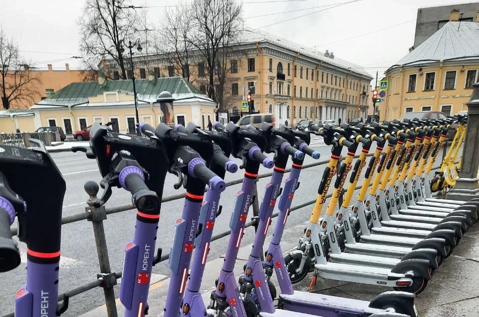 Снег против самокатов: кикшеринг в Петербурге встал на паузу - tvspb.ru