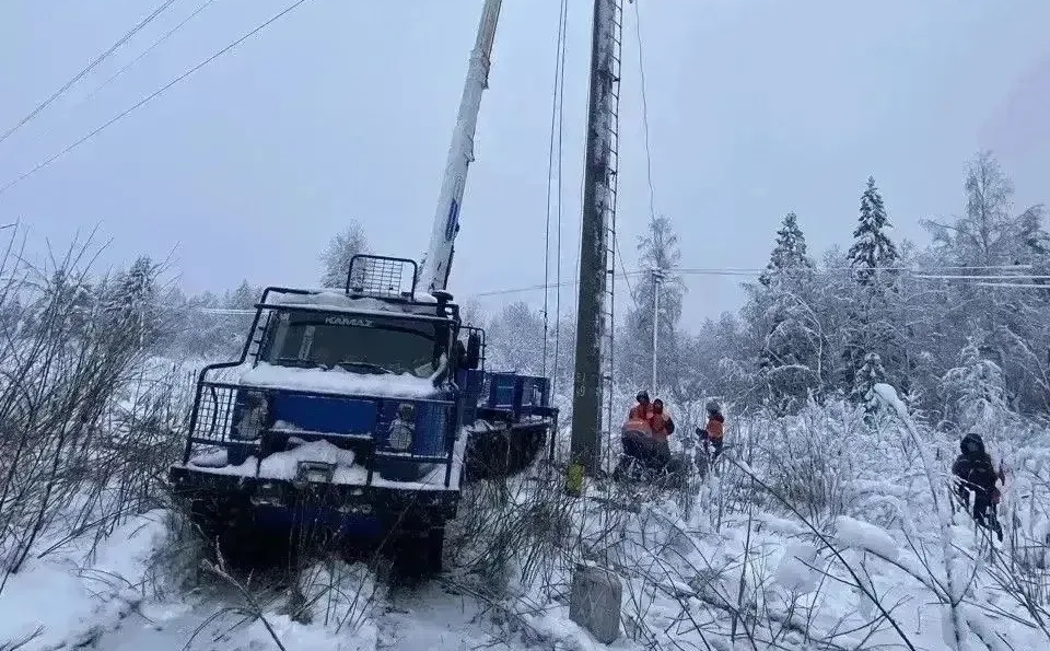 Апрельская непогода оставила без электричества СНТ и ДНП Ленобласти: более 100 бригад восстанавливают линии электропередач - tvspb.ru